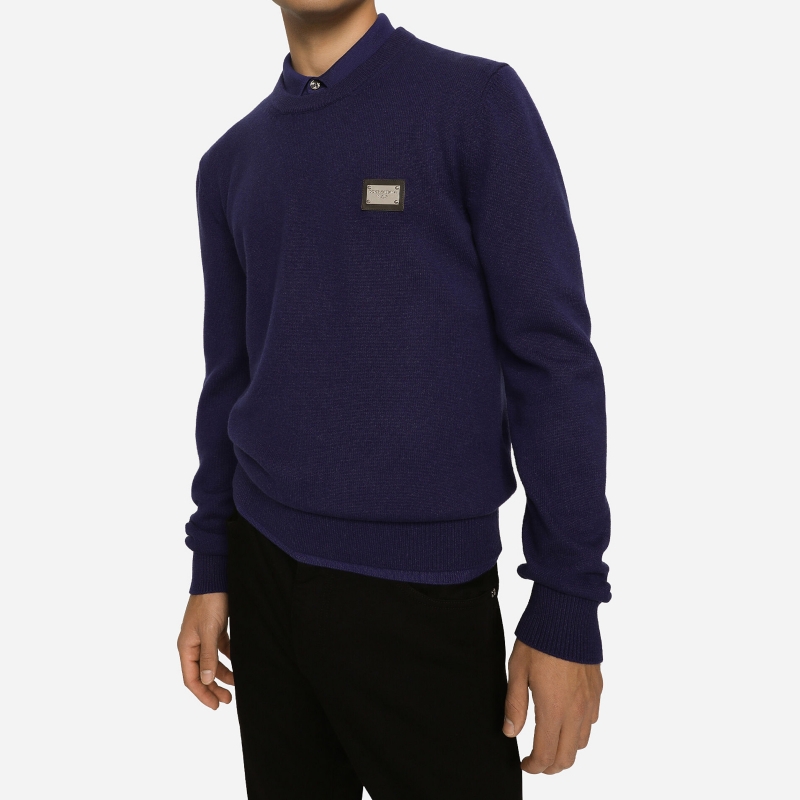 Crew neck sweater in wool with logoed plaque